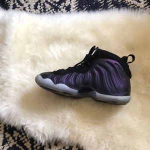 Size 4y blk/ purple foamposites